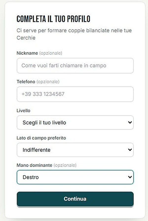 Schermata "Completa il tuo profilo" con nickname, telefono, livello, lato di campo preferito e mano dominante
